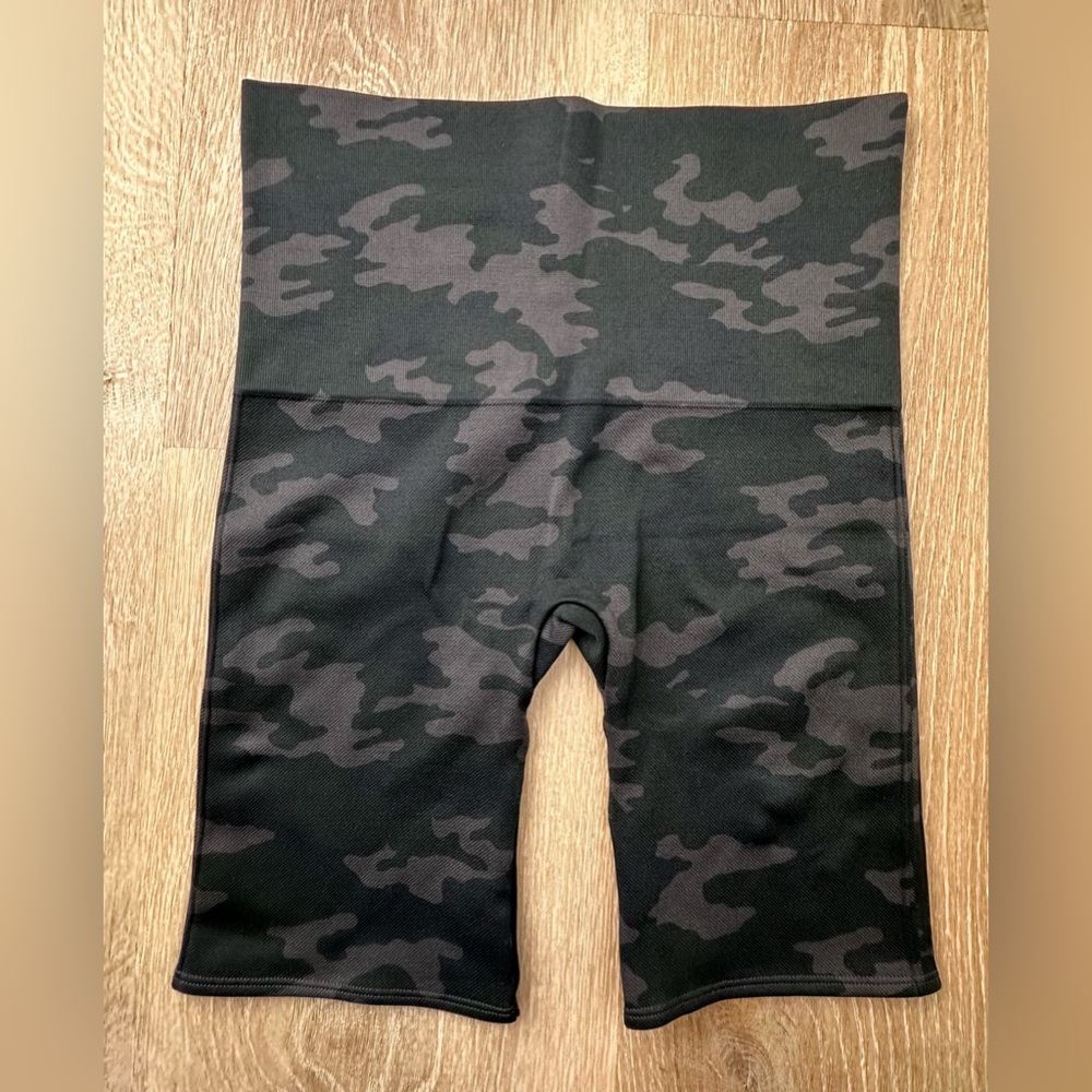 Spanx|Camo Biker Shorts|NWOT|Sz‎ M